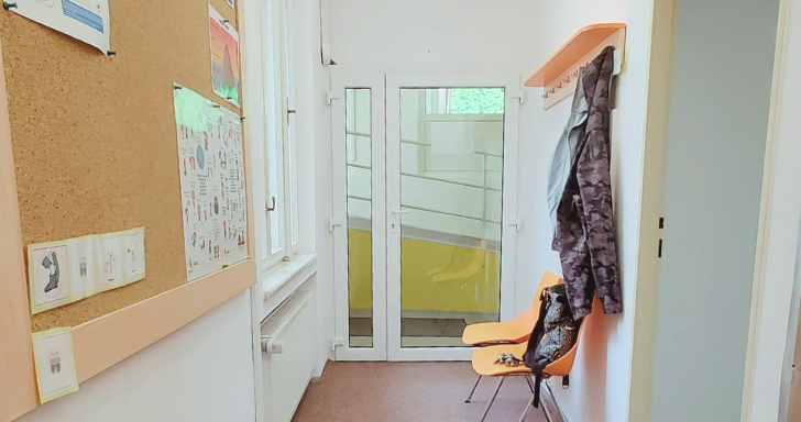 Vstupní chodba se 2 židlemi, věšákem, místem na boty a nástěnkou